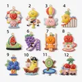 Gedetailleerd overzicht van twaalf kleurrijke cartoon fruitbedeltjes voor DIY-sieraden - Aardbei Reuzenrad Hanger