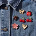 Emaille-Broschen-Set im ländlichen Stil mit Marienkäfer und Erdbeere - Schmetterling Brosche
