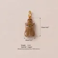 Detailansicht eines braun glasierten Tieranhängers mit Maßangabe 17mm Höhe - 12 Pinienkern Eichhörnchen