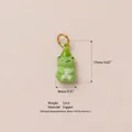 Dettaglio ciondolo a forma di rana verde con dimensioni: 17 mm di altezza e 8 mm. - Rana