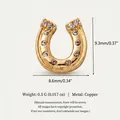 Piccolo ciondolo a ferro di cavallo dorato con pietre scintillanti per gioielli - Charm Ferro di Cavallo con Zirconia