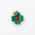 Schattige groene emaille klaver vier hanger met rode lieveheersbeestje en gouden ring - Lieveheersbeestje Bedel