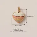 Detailansicht des herzförmigen Anhängers in Erdtönen mit Maßen 14,2x10,6 mm - Off-white Kurkuma Stil