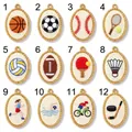 Collection de 12 pendentifs sport brodés avec des motifs de football, basket et baseball - Pendentif Basketball / Or