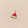 Primo piano dettagliato di un ciondolo a forma di anguria in smalto per scarpe DIY - Pendaglio di Anguria