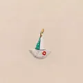 Detailopname van een grillige emaille vogelbedel met groene stippen en een gouden ring - Zeilboot Hanger