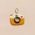 Detailopname van een schattige gele en oranje camera-hanger met hartpatroon. - Camera Hanger