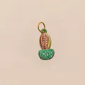 Detailweergave van een schattige handgeschilderde cactusbedel met een gouden ring - Cactus Hanger