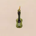 Gedetailleerd beeld van een groene gitaar-schoenbedel met gouden ring. - Gitaar Hanger