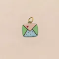 Detailopname van een kleurrijke schoenbedel in de vorm van een envelop met hart en stippen - Envelop Hanger
