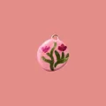 Vista detallada del colgante de flores pintado a mano para la creación de collares DIY - Flor Púrpura