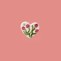 Primer plano de un colgante de cerámica en forma de corazón con flores rosas pintadas a mano - Cuatro Flores Pequeñas