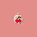 Primer plano del colgante de cereza pintado a mano con fondo de cuadros rosa para joyas - Cereza