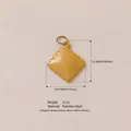Ciondolo mini biscotto giallo in acciaio inossidabile con dettagli su peso e dimensioni - Piccolo Biscotto Quadrato Stile