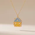 Detalle del collar con colgante de medallón de casa de jengibre esmaltado en oro - Estilo de Collar de Casa de Jengibre Azul y Amarillo