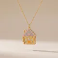 Primer plano detallado de un collar con colgante de casa de jengibre abrible en esmalte. - Estilo de Collar de Casa de Jengibre con Techo de Color