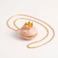 Elegante collar con colgante de medallón de corona de esmalte rosa y cadena de oro - Estilo de Collar de Relicario de Macarrón con Corona