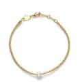Vue détaillée d'un bracelet minimaliste en perles dorées avec une perle blanche - Style Perle Artificielle Tube d'Or / Or