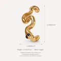 Vue détaillée d'une breloque de chaussure en cuivre doré en forme de serpent - Pendentif Petit Serpent