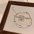 Primo piano di un bracciale minimalista a più strati in argento con delicati accenti di perline. - Braccialetto Portafortuna A Più Strati Con Osso Di Serpente