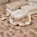 Dettaglio del bracciale con conchiglie naturali e cordoncino intrecciato a mano - Bracciale in Cordino Bianco / Bianco