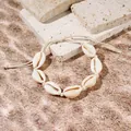Vista dettagliata del bracciale bohémien con conchiglie e cordino intrecciato a mano - Stile (sl462) / Beige