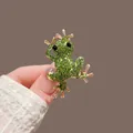 Élégante broche grenouille en strass vert étincelant avec alliage finition or rose - Grenouille Dorée