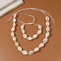 Vista dettagliata del set di gioielli con collana e bracciale di conchiglie fatti a mano - Set con Grani di Coda / Bianco