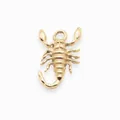 Detailansicht eines 18K vergoldeten Skorpion-Anhängers für DIY-Schmuckherstellung - Skorpion-Stil
