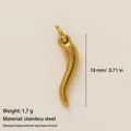 Ciondolo cornicello portafortuna minimalista in acciaio inossidabile dorato, 18 mm - Pendente Peperoncino No.2