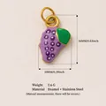 Gros plan détaillé d'un pendentif raisin en émail violet avec dimensions et matériaux - Pizza aux Myrtilles