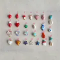 Colección de dijes de vidrio coloridos con corazones, vida marina y hongos para joyería DIY - Colgante de corazón