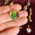 Pendentif coeur vintage en or avec feuille d'émail vert pour la création de bijoux DIY. - Pendentif Cœur Physalis