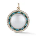 Pendentif doré rond avec incrustations de turquoise et de pierres vertes et opales - Pendentif Rond Coquillage / Style de Grosse Perle