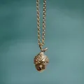 Dettaglio di una collana con pendente a ghianda in acciaio inossidabile oro 18K - Collana / Oro (Forma di Ghianda)