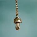 Dettaglio macro del ciondolo a fungo in acciaio inossidabile placcato oro 18 carati - Collana / Gold (Mushroom Shape)