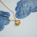 Dettaglio ravvicinato di una collana con ciondolo a nuvola placcata in oro minimalista - Pendant Only (Without Chain) / Oro (Forma di Nuvola)
