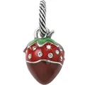 Vue macro du pendentif fraise avec clous en cristal et bélière en argent torsadée - Pendentif uniquement / Pendentif Fraise