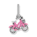 Vue macro d'une breloque vélo en émail rose avec des roues en argent à cœurs - Pendentif uniquement / Pendentif Vélo