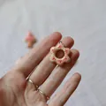 Detailaufnahme eines kleinen handgefertigten rosa Anhängers im Keramikstil mit Blumenmuster - Rosa Donut Anhänger Ohne Kette