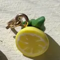 Primer plano de un colgante de rodaja de limón realista con hoja verde y cierre dorado - Rodaja de Limón con Hoja Colgante Solo (Sin Cadena)