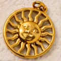 Primo piano macro dettagliato di un ciondolo a forma di sole in acciaio dorato. - Hollow Sun Face Shape / Oro