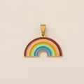 Primo piano di un ciondolo arcobaleno in smalto colorato con cornice in acciaio dorato. - Rainbow Enamel Pendant / Colorato
