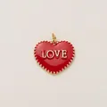 Vue détaillée d'un pendentif cœur en émail rouge avec texte LOVE doré et bordure - Pendentif Cœur LOVE