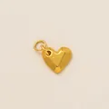 Détail d'un pendentif en forme de cœur doré facetté minimaliste en acier inoxydable fini - Pendentif Cœur Plissé