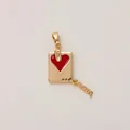 Vue détaillée d'un pendentif tarot en acier inoxydable doré avec un cœur en émail rouge - Pendentif Cœur de Poker
