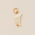 Dettaglio di un ciondolo a luna perlata con anello in acciaio inossidabile dorato - Mother of Pearl Crescent Moon Pendant / Oro Bianco
