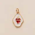 Gros plan d'un pendentif cœur en acier inoxydable doré avec émail rouge et blanc. - Pendentif Arbre de Cœur