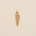 Nahaufnahme eines goldenen Edelstahl-Conch-Muschelanhängers mit Spiralstruktur. - Spiralschale Anhänger