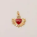 Détail d'un pendentif cœur vintage en acier inoxydable doré et émail rouge éclatant - Pendentif Cœur Battant